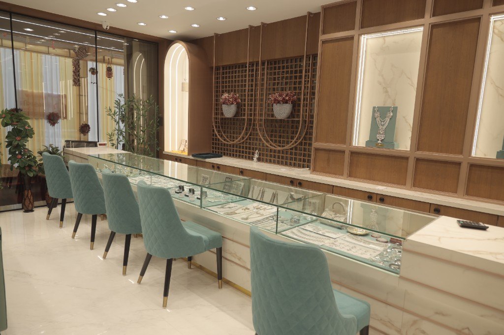 Seated jewellery counter
